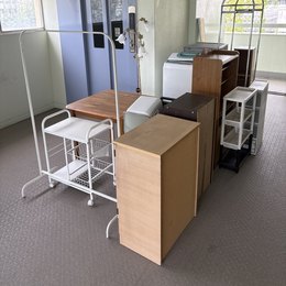 マンションの廊下に出された洗濯機や収納家具